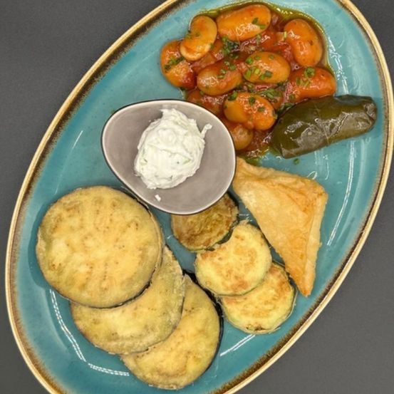 Bild enthält, Food, Food Presentation, Dish, Meal, Platter, Cream, Dessert, Ice Cream, Plate, Bread