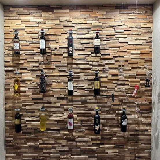 Bild enthält, Indoors, Interior Design, Architecture, Building, Wood Panels, Wood, Person