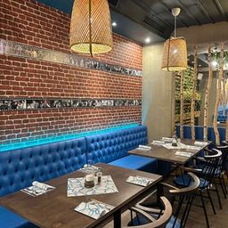 Bild enthält, Bar, Chair, Furniture, Indoors, Chandelier, Lamp