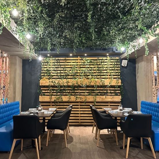 Bild enthält, Indoors, Interior Design, Chair, Furniture, Wood Panels, Architecture, Building, Lounge