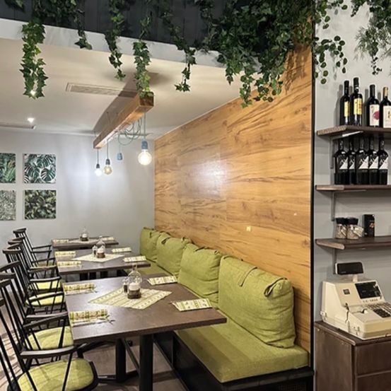 Bild enthält, Indoors, Interior Design, Wood Panels, Hardwood, Stained Wood, Wood, Chair, Furniture