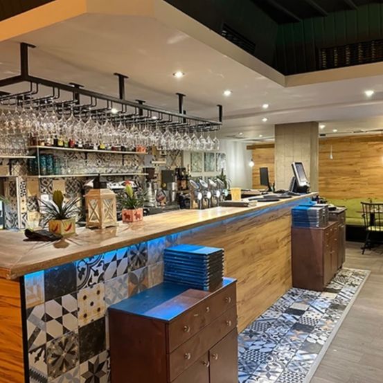 Bild enthält, Bar, Architecture, Building