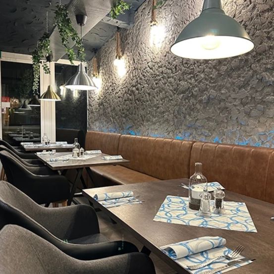 Bild enthält, Indoors, Furniture, Table, Tabletop, Architecture, Building, Lounge, Chair, Restaurant