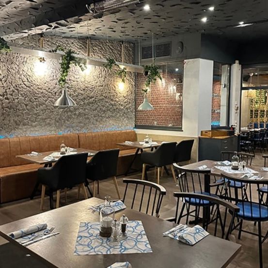 Bild enthält, Indoors, Restaurant, Chair, Furniture, Architecture, Building, Lounge