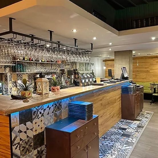 Bild enthält, Bar, Computer Hardware, Electronics, Hardware, Monitor, Screen