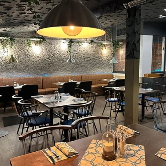 Bild enthält, Indoors, Chair, Furniture, Restaurant, Lounge, Urban, Fork, Knife, Candle, Table