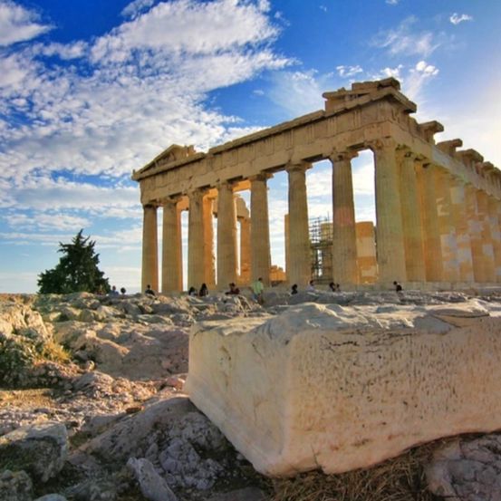 Bild enthält, Architecture, Building, Temple, Prayer, Shrine, Ruins, Parthenon, Person, Pillar