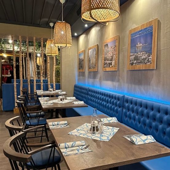 Bild enthält, Indoors, Restaurant, Furniture, Table, Chair, Tabletop, Building, Dining Table, Person, Bar