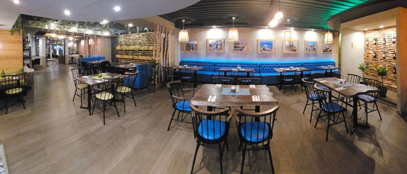 Bild enthält, Indoors, Restaurant, Building, Furniture, Lounge, Plant, Chair, Cafeteria, Lamp, Painting