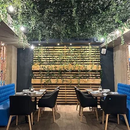 Bild enthält, Indoors, Interior Design, Architecture, Building, Furniture, Lounge, Foyer, Chair, Bar