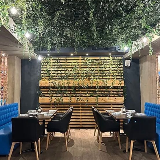 Bild enthält, Indoors, Interior Design, Architecture, Building, Furniture, Lounge, Foyer, Chair, Bar