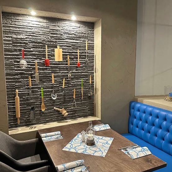 Bild enthält, Indoors, Interior Design, Furniture, Table, Tabletop, Vandalism, Wood Panels