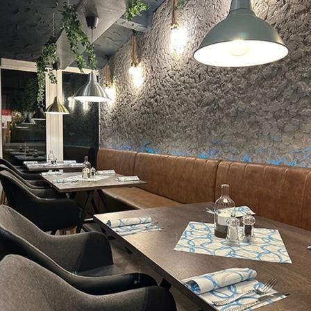 Bild enthält, Indoors, Furniture, Table, Tabletop, Architecture, Building, Lounge, Chair, Restaurant