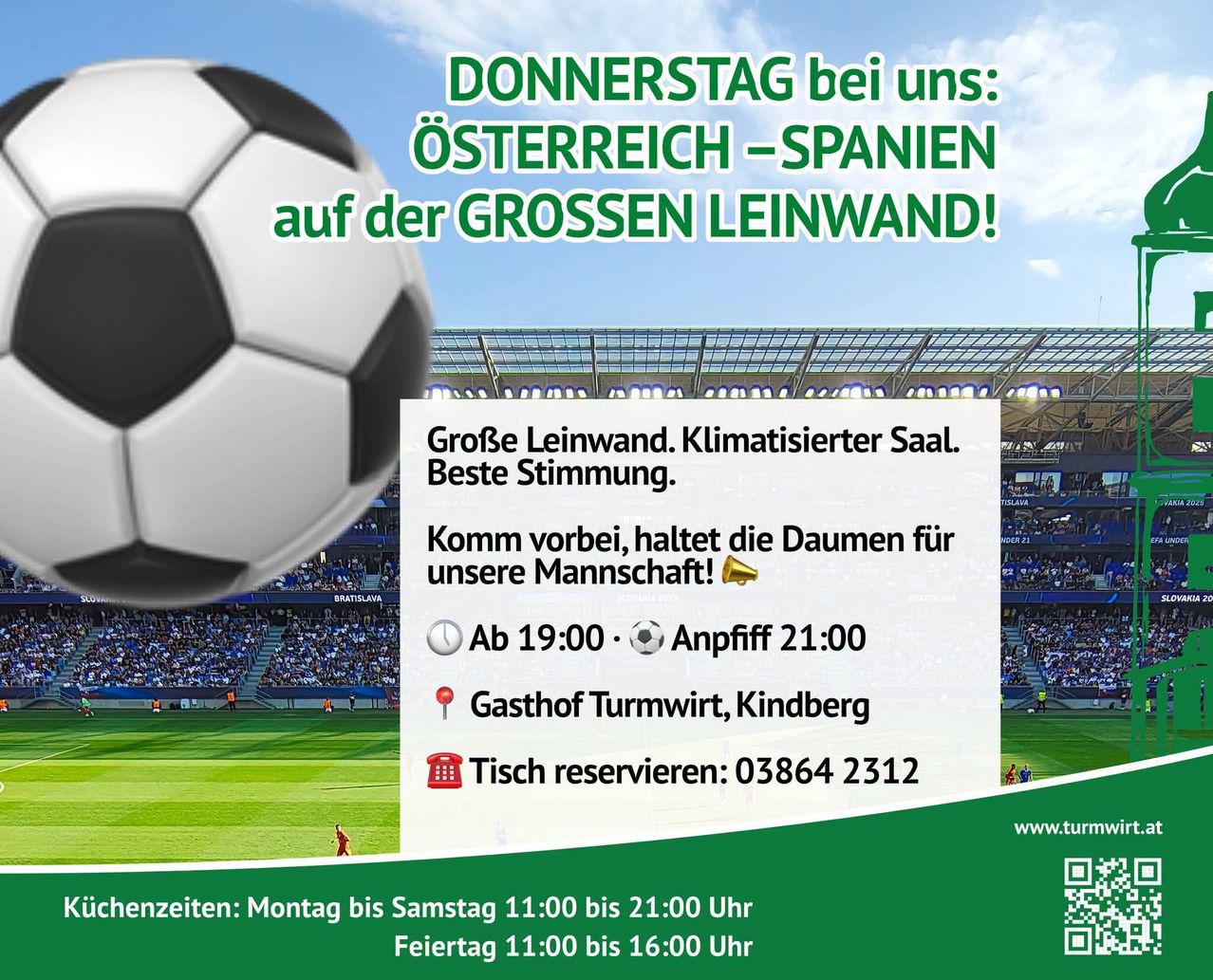 Ein Plakat für ein Fußballspiel zwischen Österreich und Spanien auf einer großen Leinwand. Es zeigt die Startzeit des Spiels und den Ort.