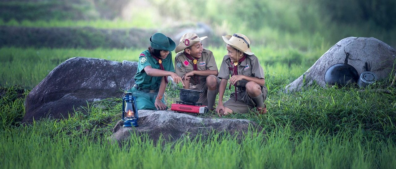 Bild enthält, Field, Hat, Person, Nature, Outdoors, Adult, Female, Woman, Countryside, Grass