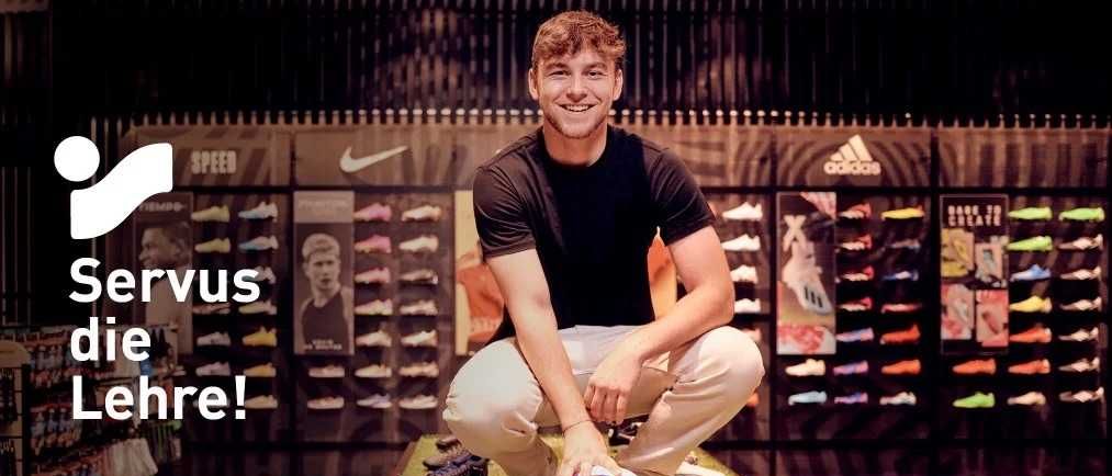 Bild enthält, Soccer Ball, Shoe, Sneaker, T-Shirt, Boy, Male, Person, Teen, People, Book