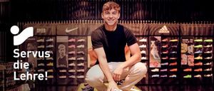 Bild enthält, Soccer Ball, Shoe, Sneaker, T-Shirt, Boy, Male, Person, Teen, People, Book