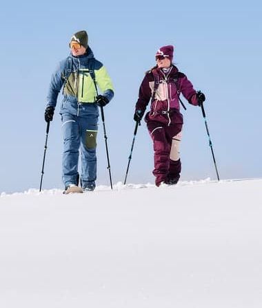 Bild enthält, Person, Walking, Outdoors, Nature, Clothing, Glove, Snow, Piste, Skiing