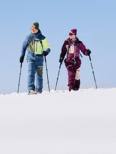 Bild enthält, Person, Walking, Outdoors, Nature, Clothing, Glove, Snow, Piste, Skiing