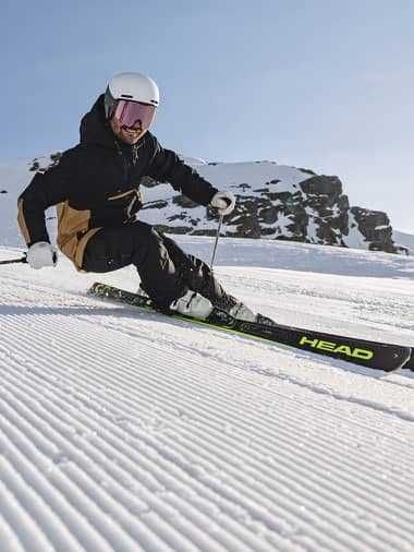 Bild enthält, Nature, Outdoors, Glove, Snow, Adult, Male, Man, Person, Skiing
