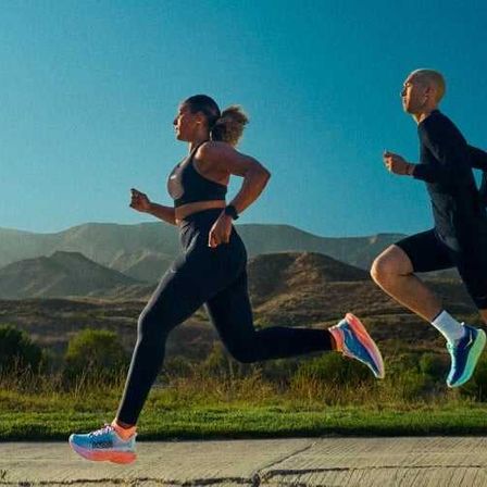 Bild enthält, Person, Running, Adult, Male, Man, Female, Woman, Clothing, Shorts