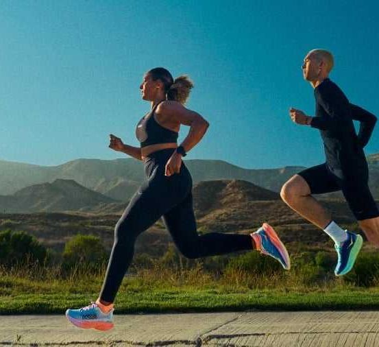 Bild enthält, Person, Running, Adult, Male, Man, Female, Woman, Clothing, Shorts