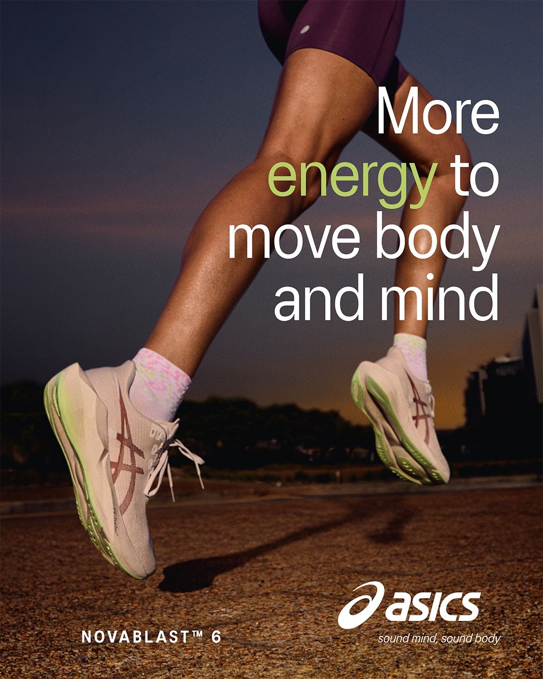 Eine Person läuft mit Asics-Sneakern, die Worte 'Mehr Energie zum Bewegen von Körper und Geist' sind darüber angezeigt.