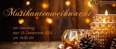 Eine Anzeige für ein Weihnachtskonzert am 23. Dezember 2025 um 18.00 Uhr im Wintersaal in Klaus. Kerzen und Tannenzapfen schmücken den Holztisch.