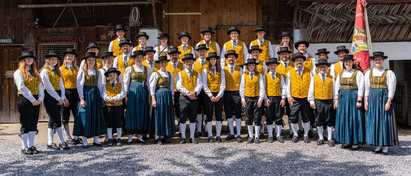 Bild enthält, People, Person, Building, Outdoors, Shelter, Groupshot, Clothing, Hat, Footwear, Shoe