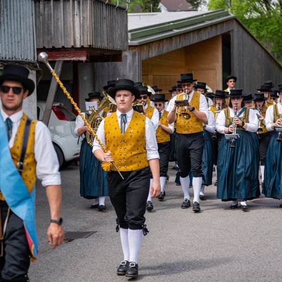 Bild enthält, People, Person, Marching, Adult, Male, Man, Female, Woman, Group Performance, Music Band