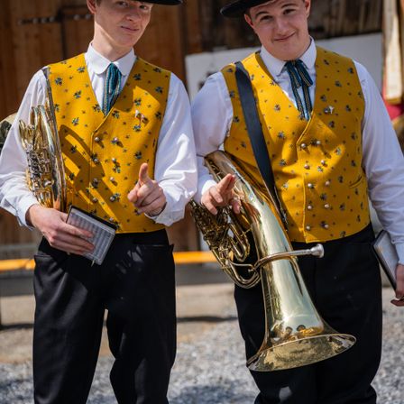Bild enthält, Person, Hat, Brass Section, Horn, Musical Instrument, Tuba, Sun Hat, Face, Pants, Shorts