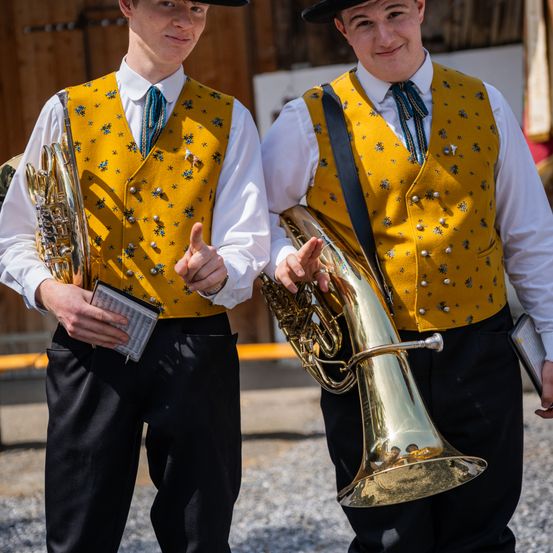 Bild enthält, Person, Hat, Brass Section, Horn, Musical Instrument, Tuba, Sun Hat, Face, Pants, Shorts