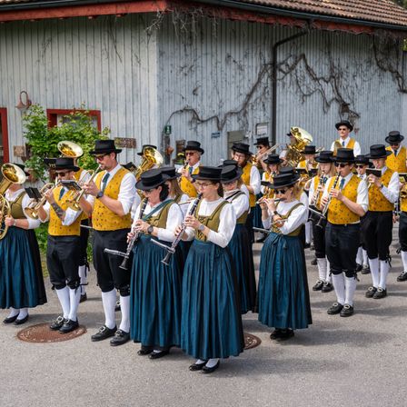 Bild enthält, People, Person, Group Performance, Music Band, Musician, Performer, Adult, Female, Woman, Marching
