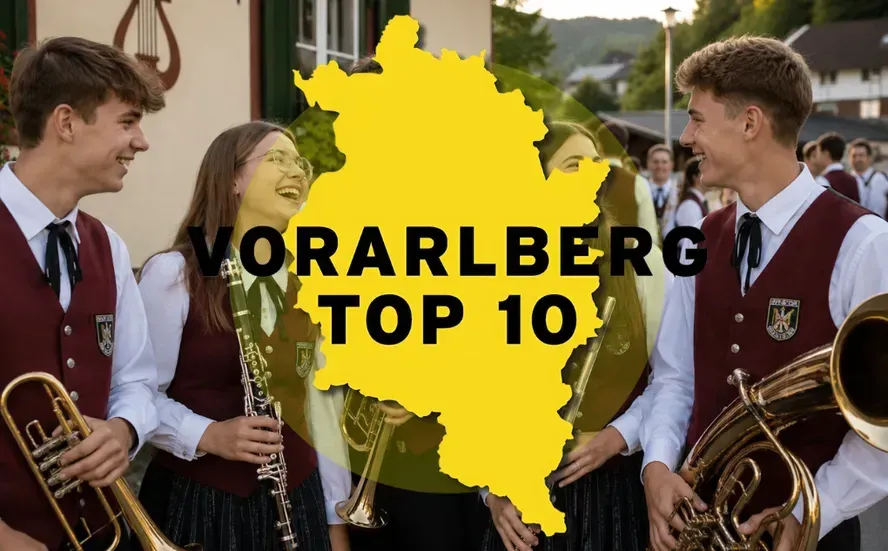 Gruppe von Schülern mit Blechblasinstrumenten, mit einer Karte von Vorarlberg und den Worten 'Vorarlberg Top 10' auf gelbem Hintergrund.