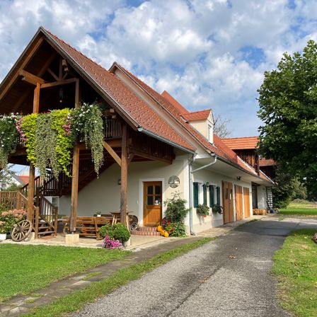 Bild enthält, Building, Housing, Cottage, House, Outdoors, Wheel, Shelter, Nature, Grass, Suburb