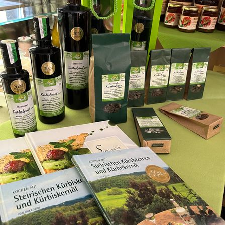 Bild enthält, Bottle, Cosmetics, Perfume, Alcohol, Beverage, Liquor, Book, Publication