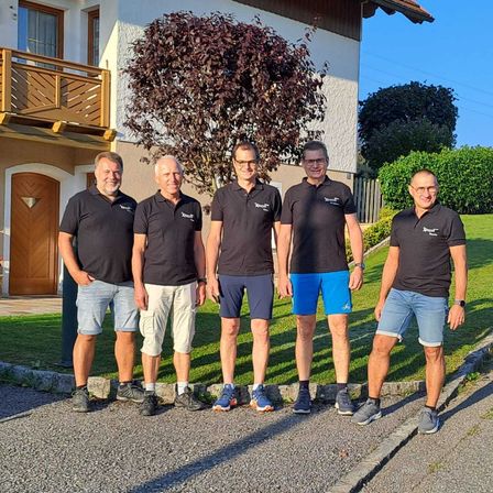 Bild enthält, Groupshot, Person, People, Shorts, Adult, Male, Man, Shoe, Glasses, Outdoors