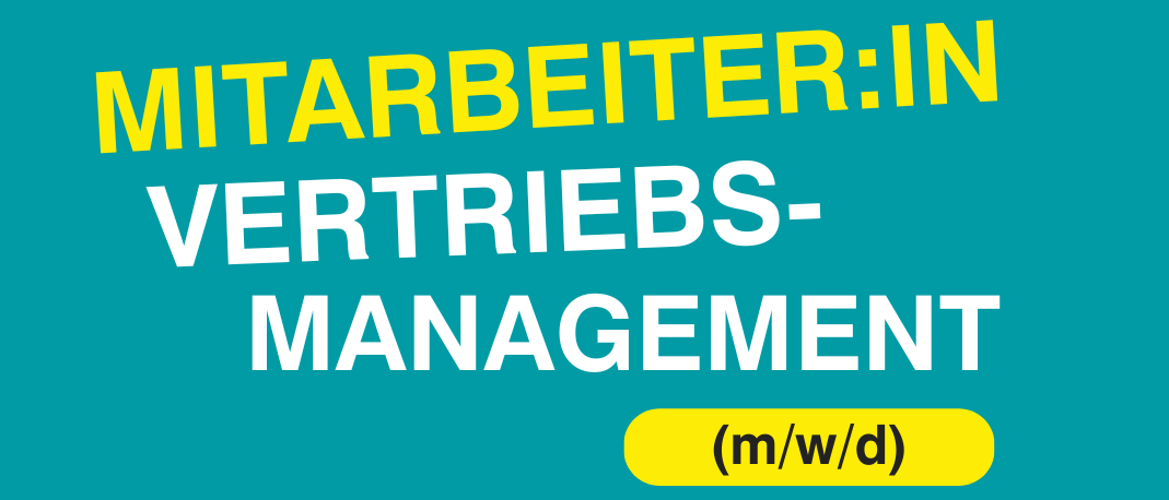 Ein türkisfarbener Hintergrund mit weißem Text, der 'MITARBEITER:IN VERTRIEBSMANAGENMENT' und gelbem Text, der '(m/w/d)' darunter sagt. Ein Pfeil zeigt nach rechts.