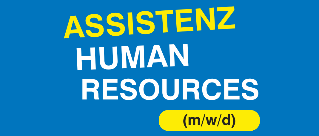 Ein blaues Plakat mit weißem Text. Es steht 'Assistenz Human Resources (m/w/d)'. Ein gelber Pfeil zeigt nach rechts.