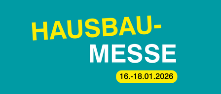 Ein Plakat mit türkisfarbenem Hintergrund zeigt den Text 'HAUSBAU-MESSE' in fetten gelben Buchstaben und dem Datum '16-18.01.2026' darunter.