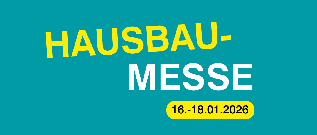Ein Plakat mit türkisfarbenem Hintergrund zeigt den Text 'HAUSBAU-MESSE' in fetten gelben Buchstaben und dem Datum '16-18.01.2026' darunter.