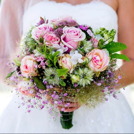 Bild enthält, Flower, Flower Arrangement, Flower Bouquet, Rose, Floral Design, Graphics, Pattern, Bride, Person, Woman