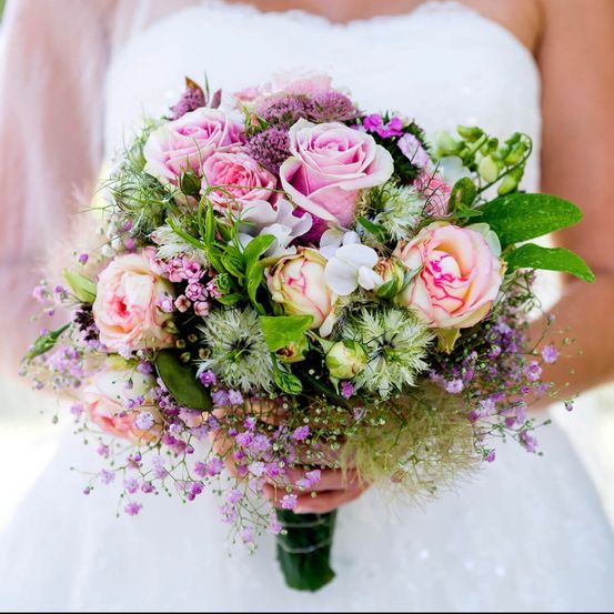 Bild enthält, Flower, Flower Arrangement, Flower Bouquet, Rose, Floral Design, Graphics, Pattern, Bride, Person, Woman