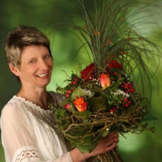Bild enthält, Face, Happy, Head, Person, Smile, Flower, Flower Arrangement, Flower Bouquet, Plant, Potted Plant