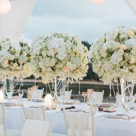 Bild enthält, Flower, Flower Arrangement, Indoors, Table, Dining Table, Flower Bouquet, Tabletop, Cup, Hall, Fun