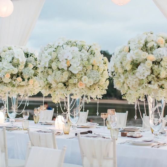 Bild enthält, Flower, Flower Arrangement, Indoors, Table, Dining Table, Flower Bouquet, Tabletop, Cup, Hall, Fun