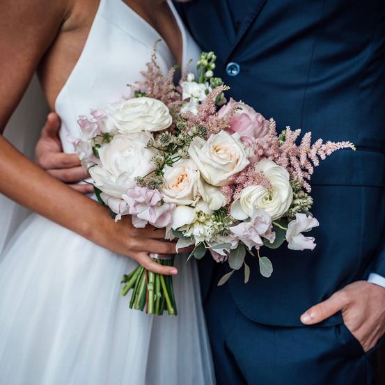 Bild enthält, Flower, Flower Arrangement, Flower Bouquet, Dress, Formal Wear, Gown, Wedding Gown, Bride, Person, Woman