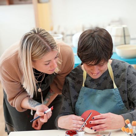 Bild enthält, Adult, Female, Person, Woman, Chair, Pen, Face, Head, Cup, Necklace