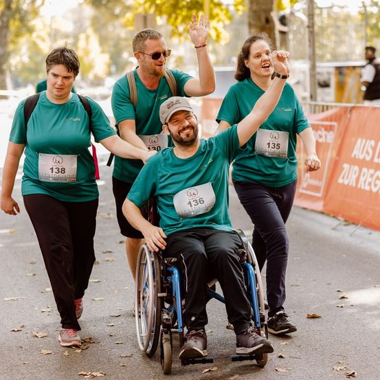 Bild enthält, People, Person, Shorts, Boy, Male, Teen, Adult, Man, Pants, Face