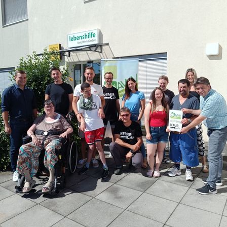 Bild enthält, People, Person, Pants, T-Shirt, Shorts, Portrait, Adult, Male, Man, Woman